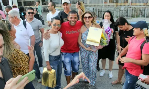 
				
					Grupo É O Tchan recebe presentes de fãs ao desembarcar no Rio de Janeiro
				
				