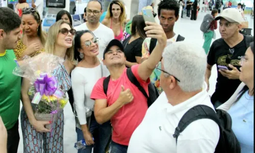 
				
					Grupo É O Tchan recebe presentes de fãs ao desembarcar no Rio de Janeiro
				
				