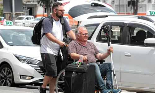 
				
					Guilherme Arantes se locomove de cadeiras de rodas em SP
				
				