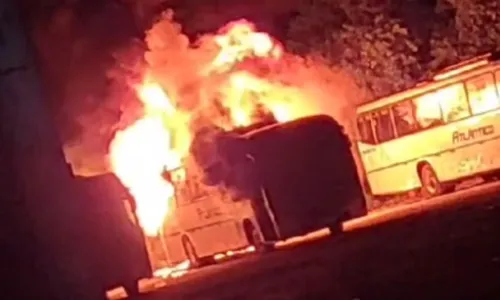 
				
					Homem é preso após incendiar ônibus em Entre Rios; vídeo mostra fogo
				
				