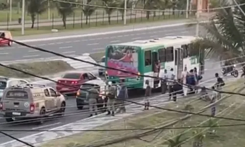 
				
					Homem é preso com arma falsa após assalto em ônibus na Boca do Rio
				
				