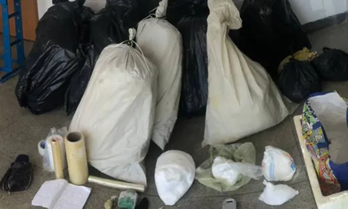 
				
					Homem é preso e mais de 300 kg de drogas são apreendidas na Bahia
				
				
