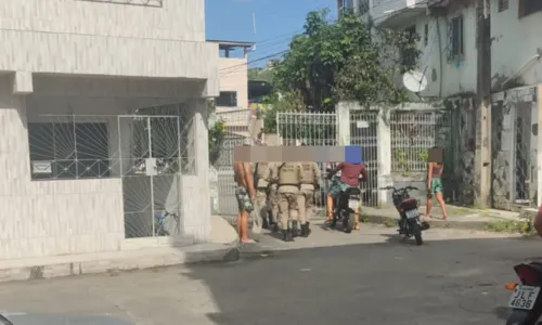 
				
					Homem morre após invadir vila e trocar tiros com PMs em Salvador
				
				