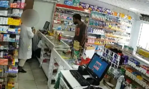 
				
					Homem rende funcionárias e assalta farmácia na San Martin, em Salvador
				
				