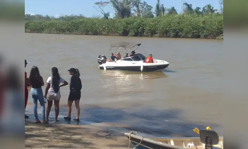 
				
					Homem salva esposa e filho após barco virar e desaparece em rio
				
				