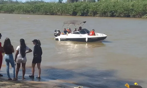 
				
					Homem salva esposa e filho após barco virar e desaparece em rio
				
				
