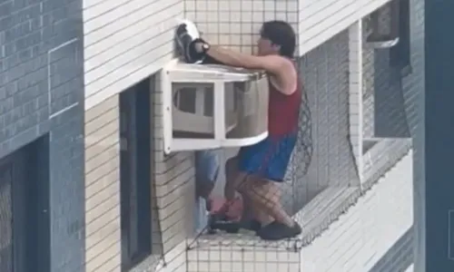 
				
					Homem se pendura em varanda de prédio para resgatar gato na BA; VÍDEO
				
				