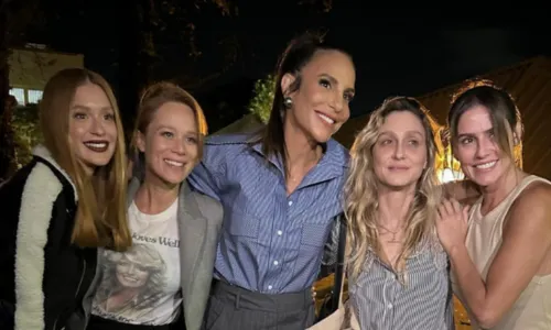 
				
					Ivete Sangalo abre álbum de fotos ao lado de estrelas da TV Globo: 'Trabalho e alegria'
				
				