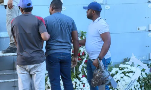 
				
					Jayme Figura é enterrado sob forte comoção em Salvador
				
				