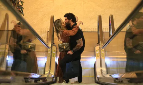 
				
					Jesus Luz e nova namorada trocam beijos em dia de compras no RJ
				
				