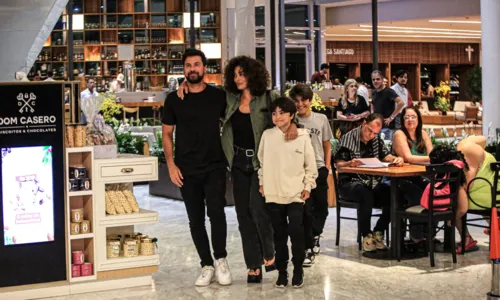 
				
					Juliana Paes faz rara aparição com a família em shopping de luxo no RJ
				
				