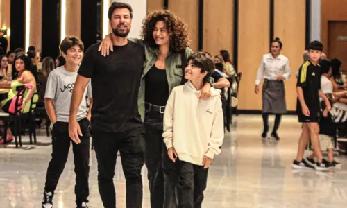 
				
					Juliana Paes faz rara aparição com a família em shopping de luxo no RJ
				
				
