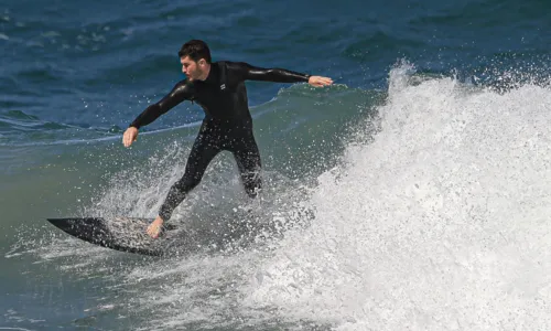 
				
					Klebber Toledo mostra habilidades ao surfar em praia do RJ; FOTOS
				
				