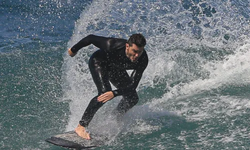 
				
					Klebber Toledo mostra habilidades ao surfar em praia do RJ; FOTOS
				
				