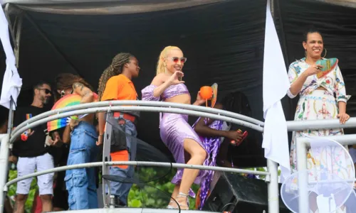 
				
					Lexa beija muito durante a 28ª Parada do Orgulho LGBTI+ no Rio
				
				