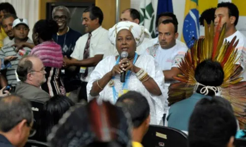 
				
					Líder quilombola Mãe Bernadete é assassinada por criminosos na Bahia
				
				