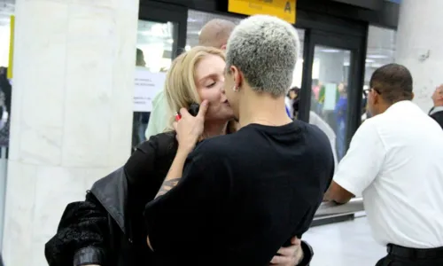 
				
					Luísa Sonza troca beijos com novo namorado em aeroporto; FOTOS
				
				