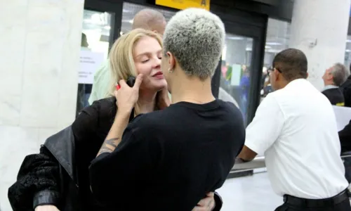 
				
					Luísa Sonza troca beijos com novo namorado em aeroporto; FOTOS
				
				