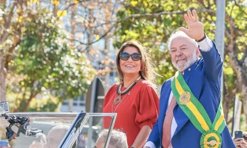 Com coro pela democracia, Lula participa de desfile pela nona vez