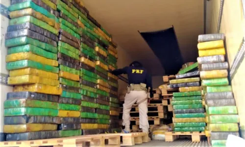 
				
					Mais de 2 toneladas de maconha são apreendidas em caminhão na Bahia
				
				