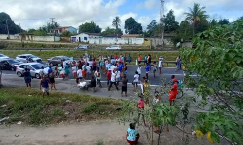 
				
					Manifestação em Amélia Rodrigues deixa trânsito lento na BR-324
				
				