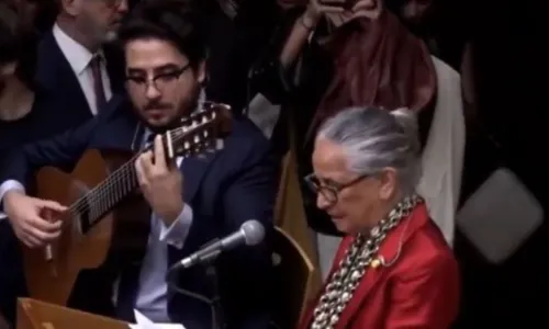 
				
					Maria Bethânia canta hino nacional em posse de Barroso no STF; VÍDEO
				
				