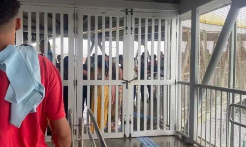 
				
					Metrô volta a funcionar com catraca liberada após apagão nacional
				
				