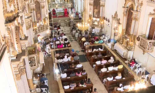 
				
					Missa de sétimo dia de Mãe Bernadete reúne multidão em Salvador
				
				