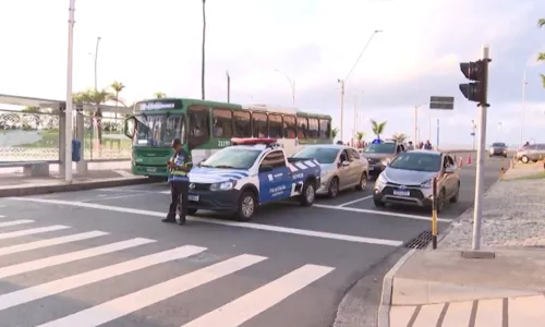 
				
					Motorista é flagrado após dormir ao volante em sinaleira em Salvador
				
				