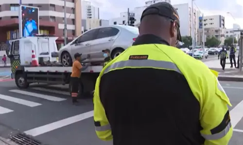 
				
					Motorista é flagrado após dormir ao volante em sinaleira em Salvador
				
				