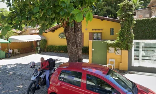
				
					Mulher é baleada em troca de tiros dentro de restaurante em Ondina
				
				