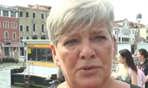 
				
					Mulher que ficou famosa por alertar turistas de furtos é roubada na Itália
				
				