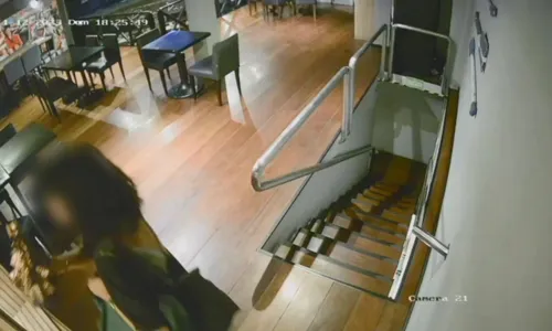 
				
					Mulher rouba imagem de orixá em restaurante e câmera flagra ação
				
				