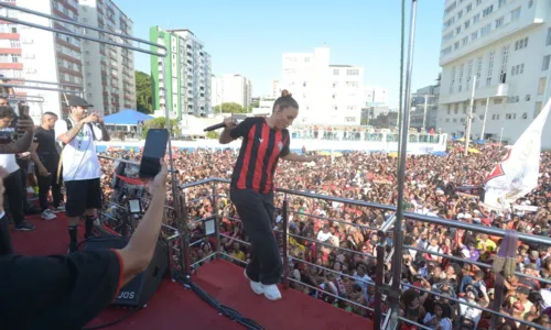 
				
					Multidão festeja título do Vitória com Ivete, Léo e Oh Polêmico
				
				