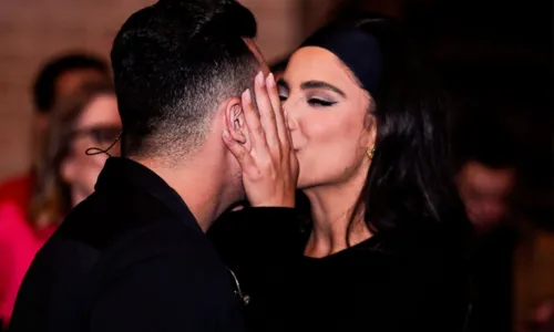 
				
					Murilo Huff dá beijão em Gabi Versiani e revela ter feito música para namorada
				
				