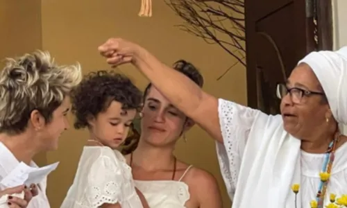 
				
					Nanda Costa e Lan Lanh batizam filhas em pousada em Arembepe, na BA
				
				