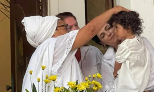 
				
					Nanda Costa e Lan Lanh batizam filhas em pousada em Arembepe, na BA
				
				