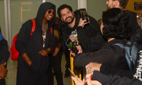 
				
					Ne-Yo posa com fãs ao desembarcar em São Paulo para show no Brasil; veja
				
				