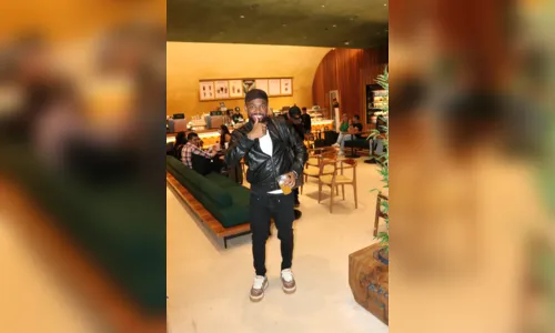 
				
					Nego do Borel posa com fãs antes de embarcar no Rio de Janeiro
				
				