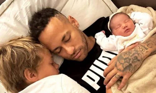 
				
					Neymar posa ao lado de filhos e clique viraliza na web
				
				