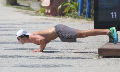 
				
					Nicolas Prattes ostenta corpo trincado ao fazer exercícios; FOTOS
				
				