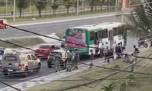 
Ônibus é sequestrado e passageiro pula do coletivo; VÍDEO
