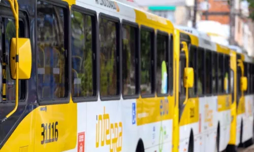 
				
					Ônibus voltam a circular no bairro de Valéria e na estrada do Derba; aulas seguem suspensas
				
				