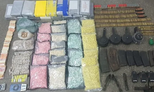 
				
					PM apreende 15kg de cocaína e 22 mil pastilhas de ecstasy em Salvador
				
				