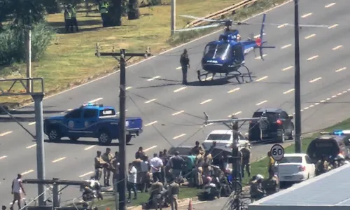 
				
					PM sofre acidente na Av. Paralela e helicóptero desce em pista para socorrer
				
				