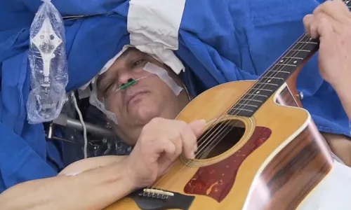 
				
					Paciente surpreende ao tocar violão em cirurgia para remoção de tumor cerebral
				
				