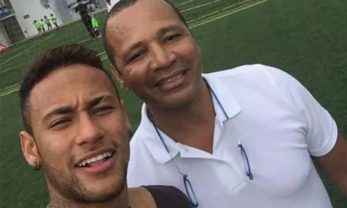 
				
					Pai de Neymar comenta sobre polêmica em balada: 'Ele é solteiro!'
				
				