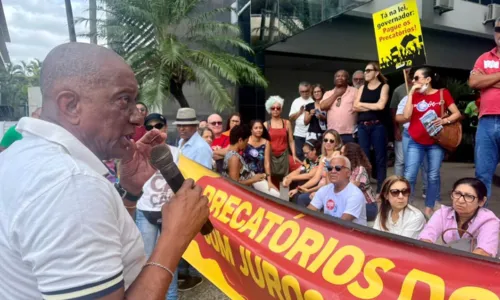 
				
					Professores realizam protesto após suspensão de votação dos precatórios
				
				