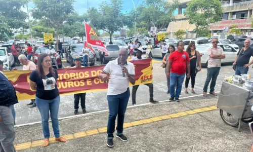 
				
					Professores realizam protesto após suspensão de votação dos precatórios
				
				