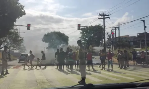 
				
					Protesto interdita trecho da Avenida Paralela, em Salvador
				
				